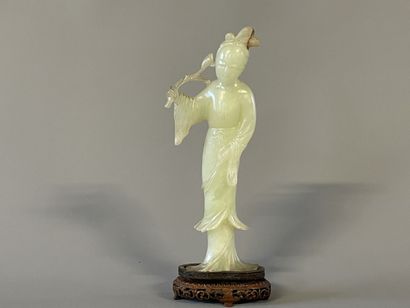 Femme à la fleur, sculpture en pierre dure...