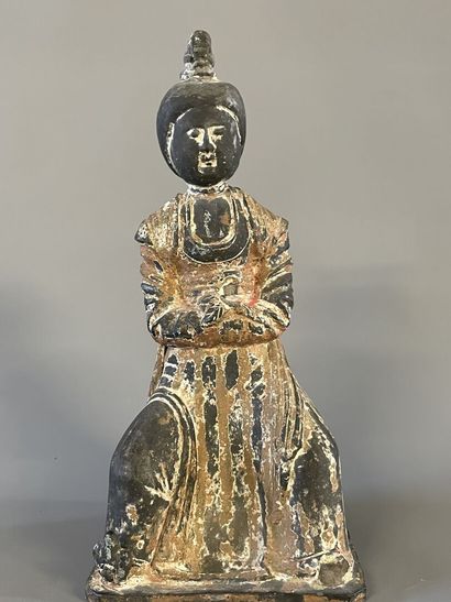 Statue votive chinoise en terre cuite patinée....