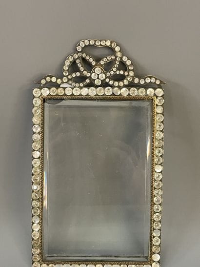 Beau petit cadre en bronze serti de strass,...