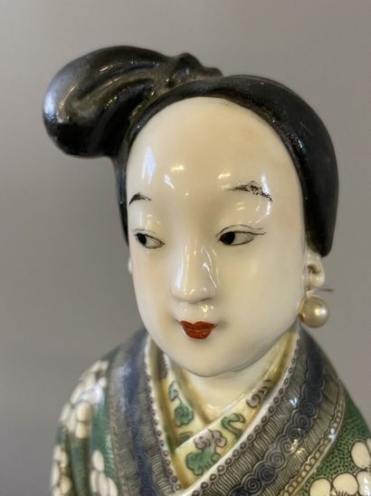 Deux statuettes de femmes en porcelaine,...