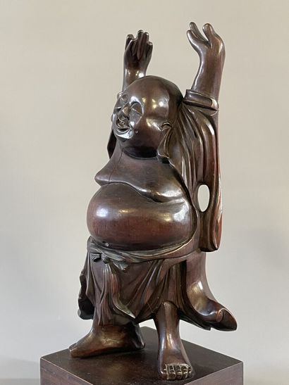 Bouddha en bois sculpté. 

H. :36cm.
