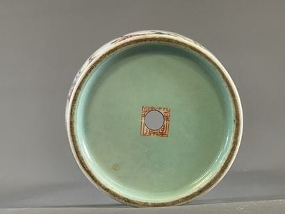 Vase en porcelaine de Chine à décor de scène...