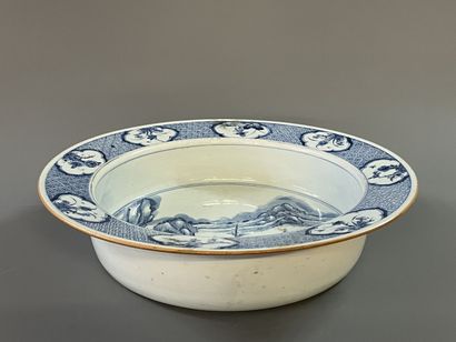 Bassin en porcelaine de Chine à décor de...
