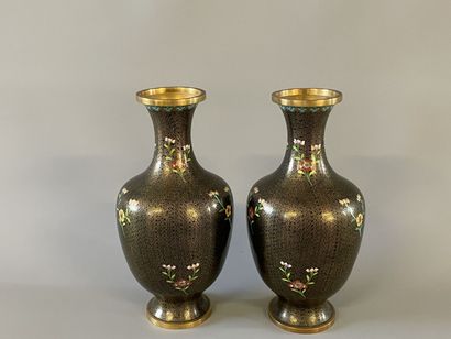 Paire de vases en émaux cloisonnés. 

H....