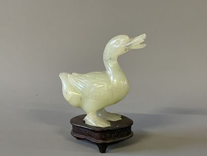 Canard en pierre dure sculpté sur socle en...