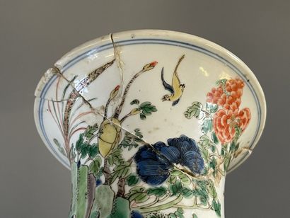 Petit vase à col evasé en porcelaine de Chine

H....
