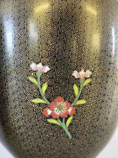 Paire de vases en émaux cloisonnés. 

H....