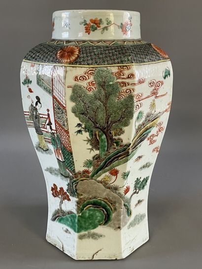 Vase à pans coupés en porcelaine de Chine...