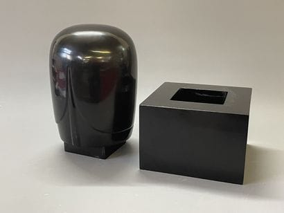 Shiva lingam laqué noire

H. :36 cm. 

Cachet...