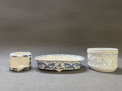 Coupe ovale et deux cache pots ajouré en...