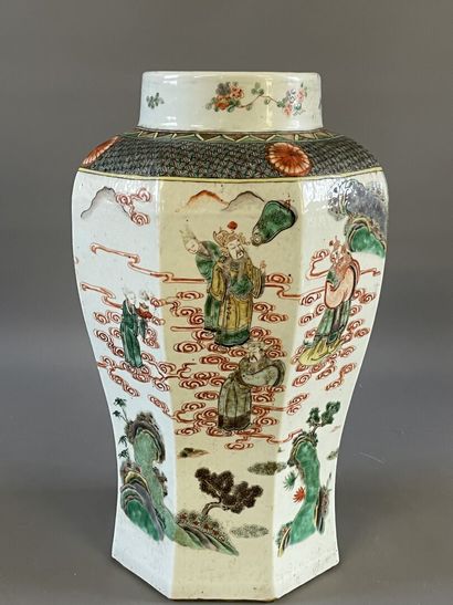 Vase à pans coupés en porcelaine de Chine...