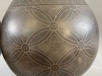 INDOCHINE fin XIX° Paire de vases en bronze...