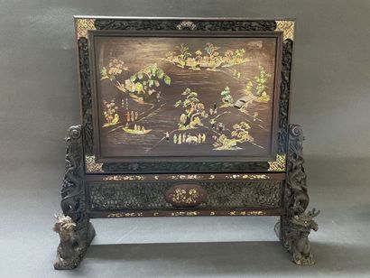 Ecran en bois à décor de scène de vie en...