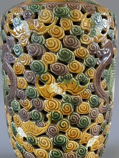 Vase ajouré en grès émaillé. Chine XX°

H....