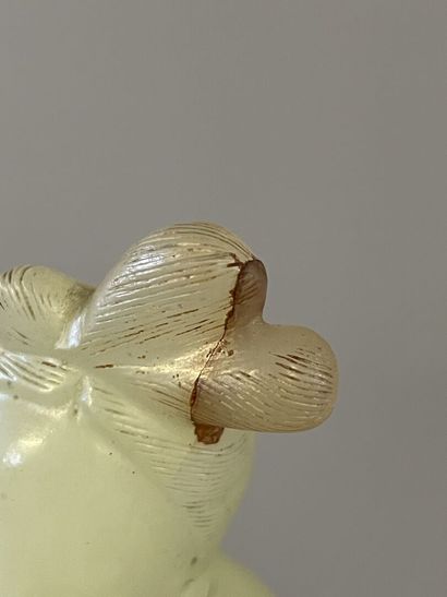 Femme à la fleur, sculpture en pierre dure...