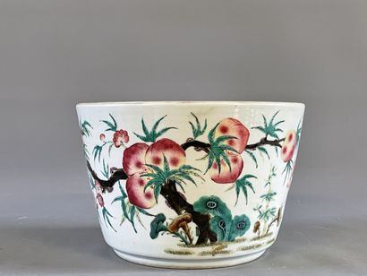 Cache pot en porcelaine émaillé à décor de...