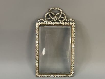 Beau petit cadre en bronze serti de strass,...