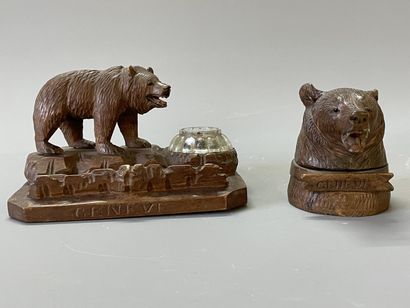 Deux encriers en bois sculpté figurant des...