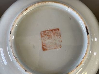 Ensemble de dix soucoupes en porcelaine de...
