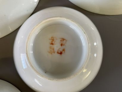 Ensemble de dix soucoupes en porcelaine de...