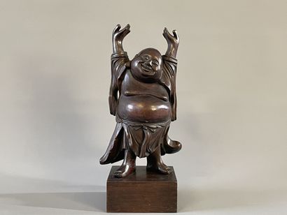 Bouddha en bois sculpté. 

H. :36cm.