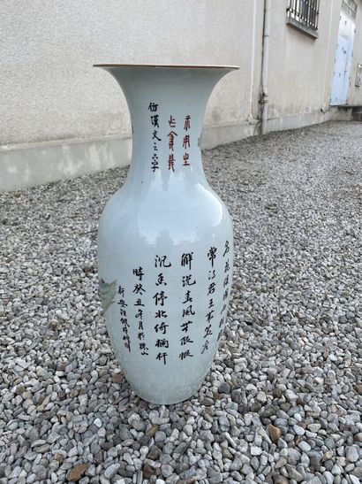 Vase balustre en porcelaine à décor scène...
