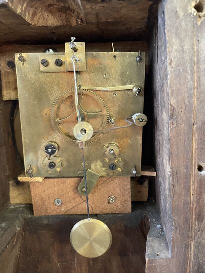 Importante pendule en bois sculpté figurant...
