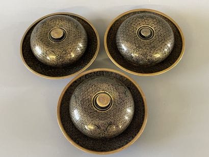 Trois coupes avec couvercle en cloche, en...