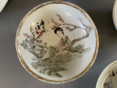 Ensemble de dix soucoupes en porcelaine de...