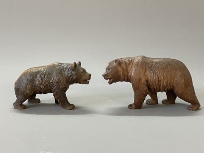 Deux ours en bois sculpté patiné, yeux en...