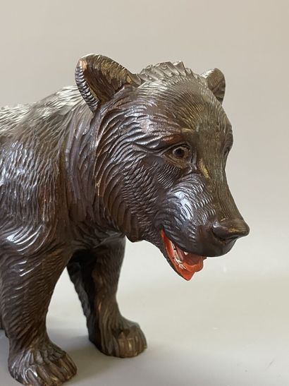 Deux sculptures en bois patiné d'ours.

Forêt...
