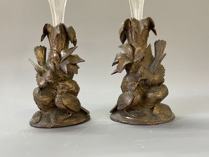 Paire de vases cornets en bois sculpté d'oiseaux...