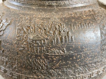 Théière en fonte décor en bas relief de maisons...