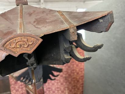 Autel en bois sculpté et patiné.

INDOCHINE...