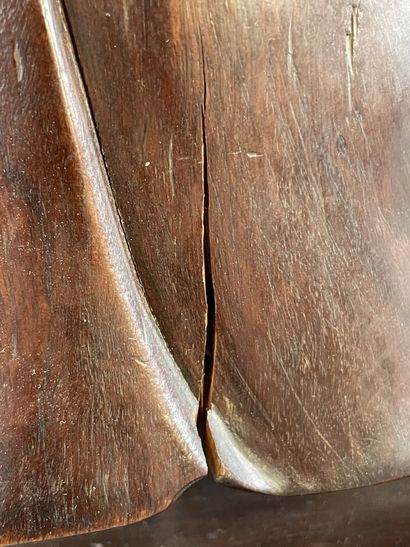 Bouddha en bois sculpté. 

H. :36cm.