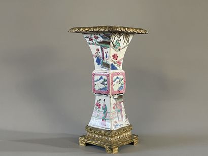 Vase en porcelaine à décor polychrome, monture...