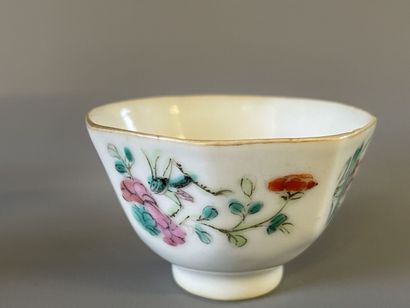 Soucoupe et deux bols en porcelaine de Chine,...