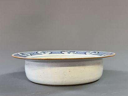 Bassin en porcelaine de Chine à décor de...