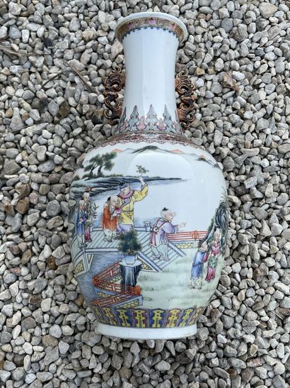 Vase balustre en porcelaine de Chine à décor...