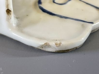 Egouttoir en porcelaine à décor polychrome...