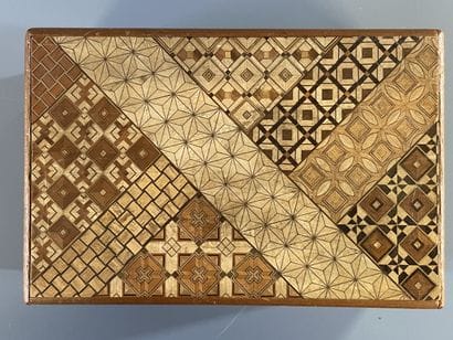 Deux boites en marqueterie de bois à ouverture...