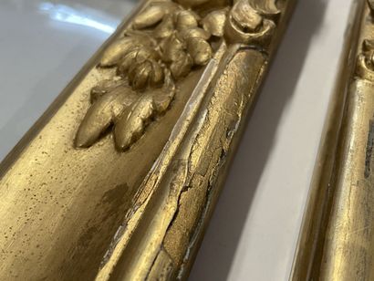Paire de cadres en bois sculpté et doré.

XIX°...