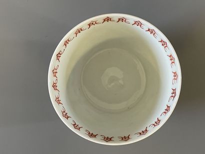 Tasse en porcelaine à décor de végétaux....