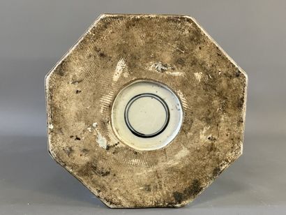 Vase à pans coupés en porcelaine de Chine...