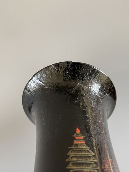 INDOCHINE XX° Paire de vases et service fumeur...