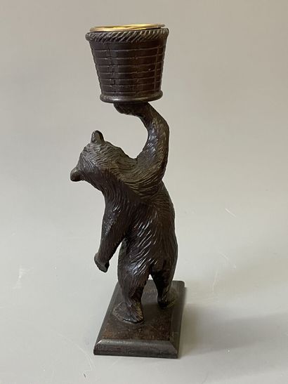Ours dressé en bois sculpté soutenant un...