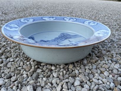 Bassin en porcelaine de Chine à décor de...