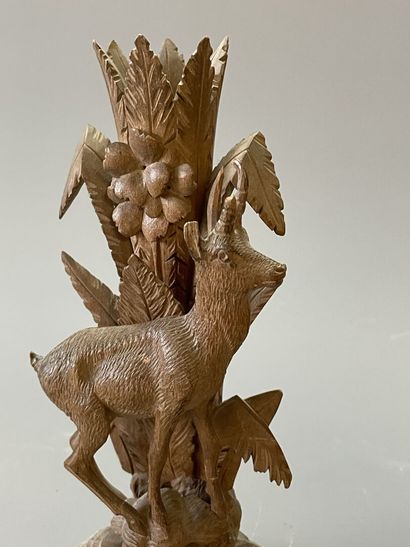 Paire de socles de vases cornet en bois sculpté...
