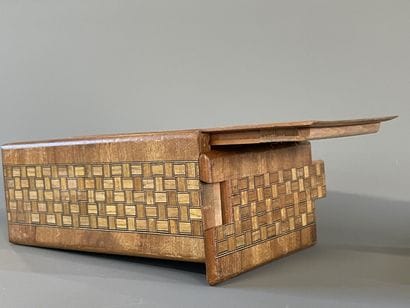Trois boites en marqueterie de bois à ouverture...