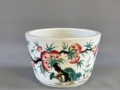 Cache pot en porcelaine émaillé à décor de...
